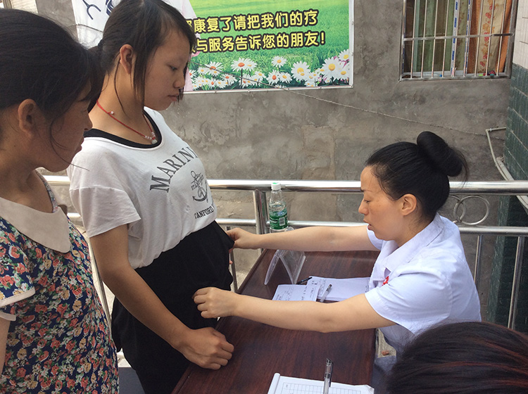 魏主任正在給來檢查的孕婦做健康指導.JPG