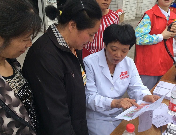 潘主任正在給一村民講解檢查結果.jpg