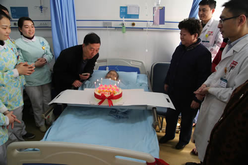 科主任帶領(lǐng)科室團隊還送上了  生日蛋糕和美好的祝福